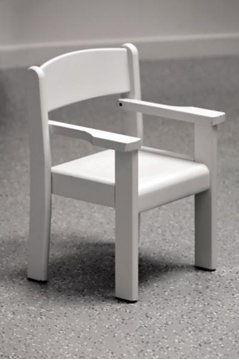 Image de Chaise empilable en bois avec accoudoirs H 18 cm Erable