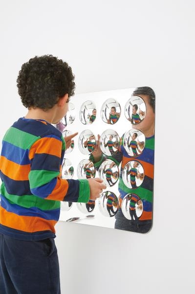 Image sur 16 miroirs déformants convexes.