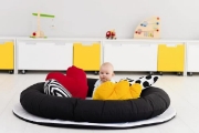 Image de Tapis contraste avec coussins, tapis avec 4 coussins