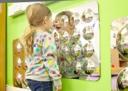 Image de 16 miroirs déformants convexes.