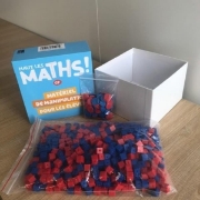 Image de Haut les maths ! CP - Boite de matériel de manipulation (jetons et cubes empilables)