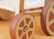 Image de Fauteuil roulant pour poupées – en bois