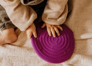 Image de Jellystone Peekaboo – sac sensoriel espace